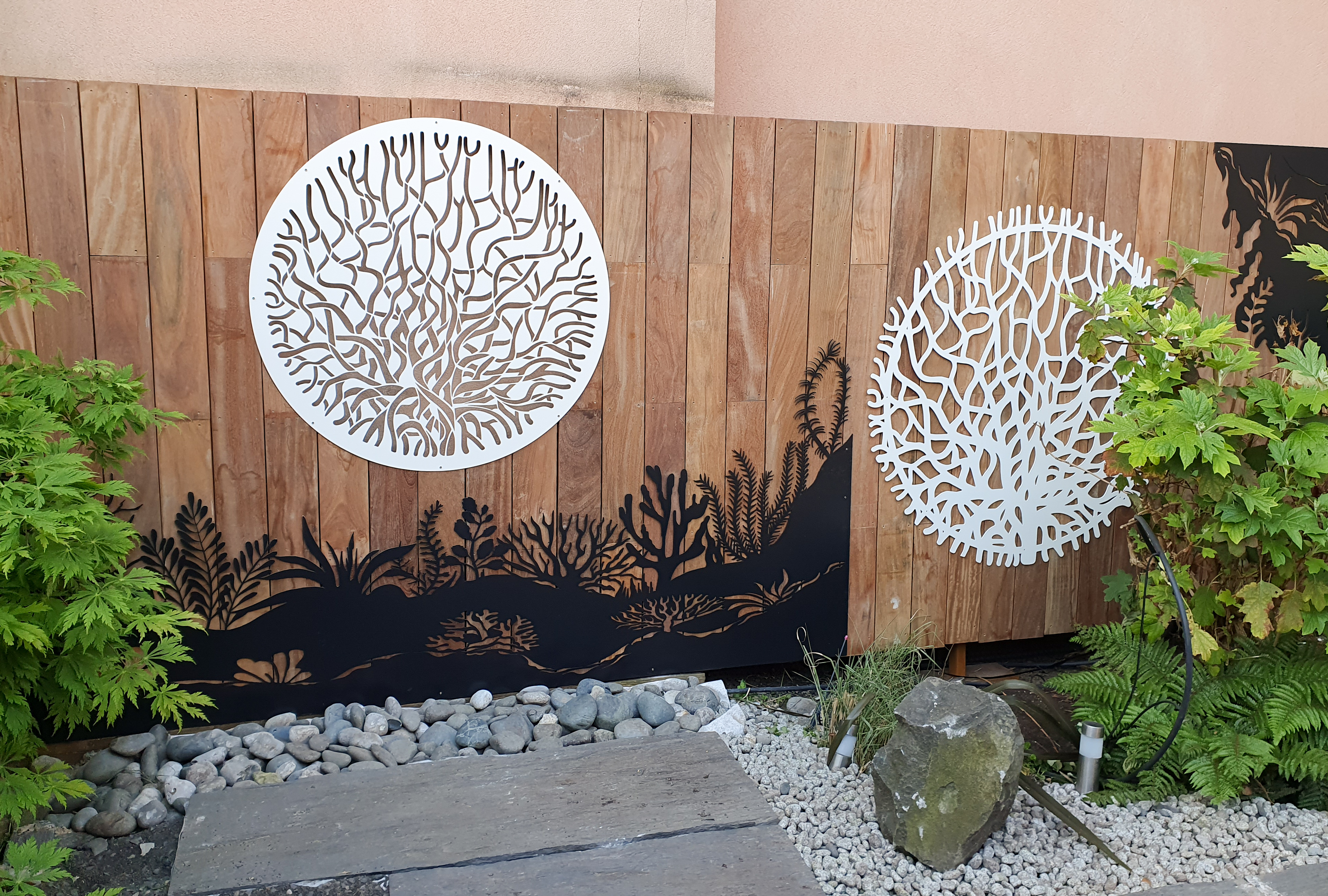 Mariage bois exotique et découpe laser dans un jardin à Issy les Mouleaux